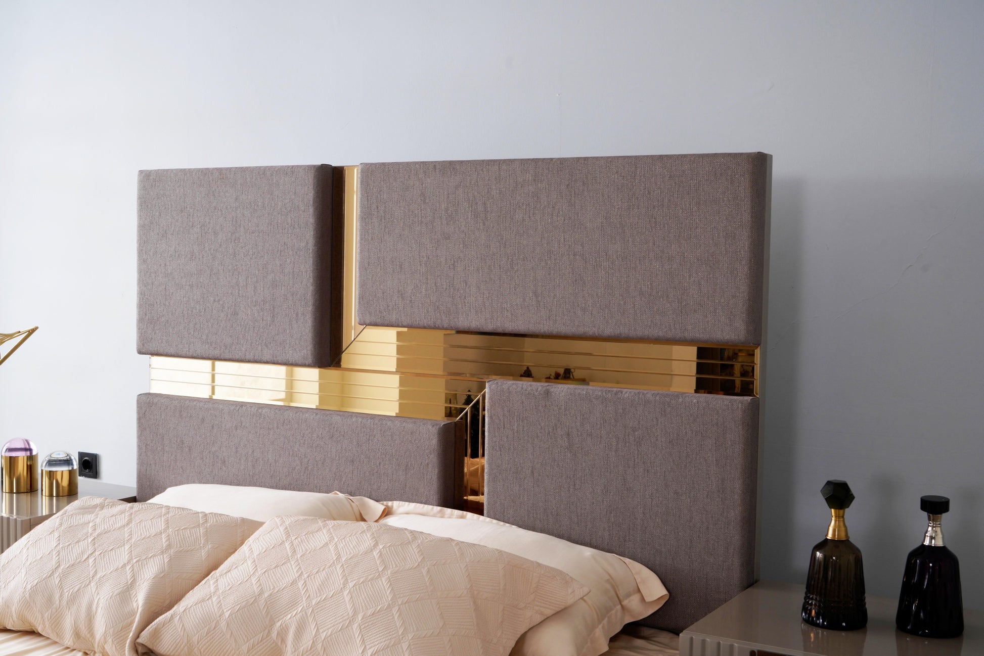 Lorenzo Gold Detailed Tufted Upholstery Queen Bed Made With Wood In Gray Box Spring Not Required Queen Gray Wood Bedroom Modern Acacia Bed Frame Wood