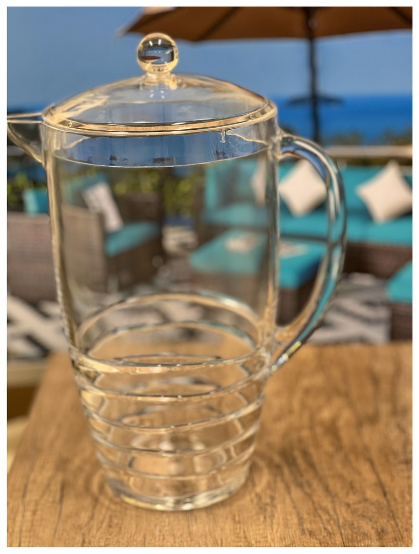 2.5 Quarts Water Pitcher with Lid, Swirl Unbreakable clear-acrylic