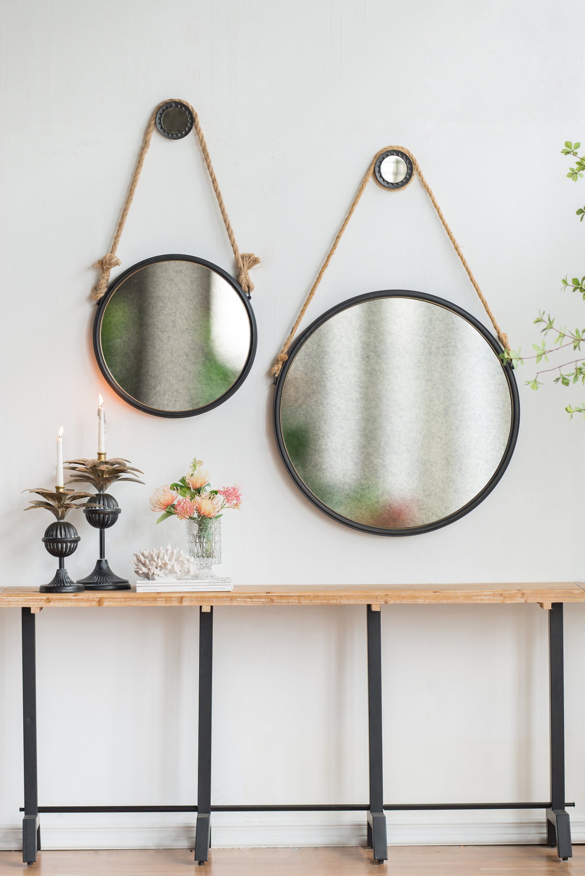 29.5" in On trend Hanging Round Mirror with Black black-iron