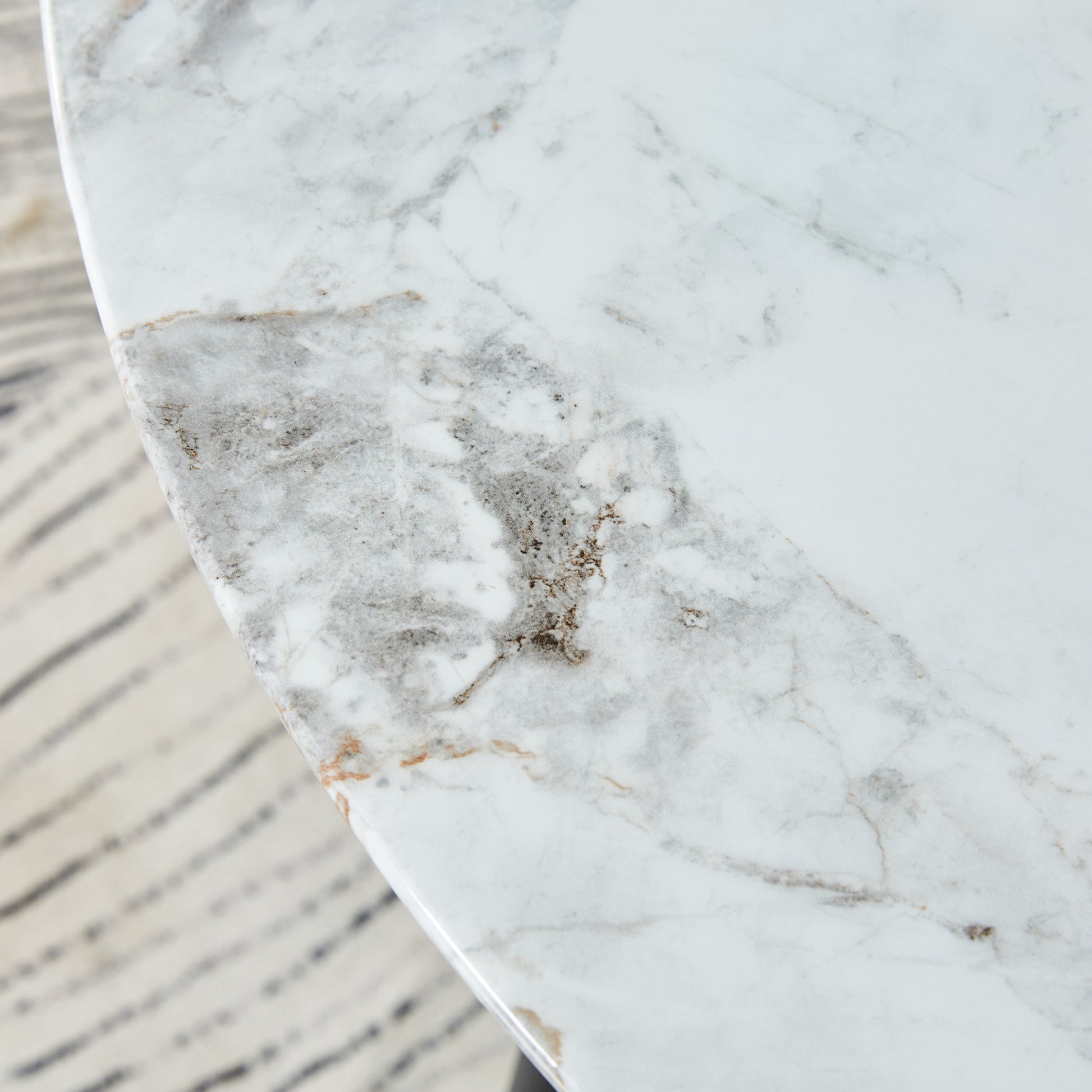 A Modern Minimalist Circular Dining Table With A Diameter Of 40 Inches, A 0.3 Inch Thick Imitation Marble Pattern Tabletop And Black Metal Legs 40 '* 40' * 30 'Dt 1164 White Glass