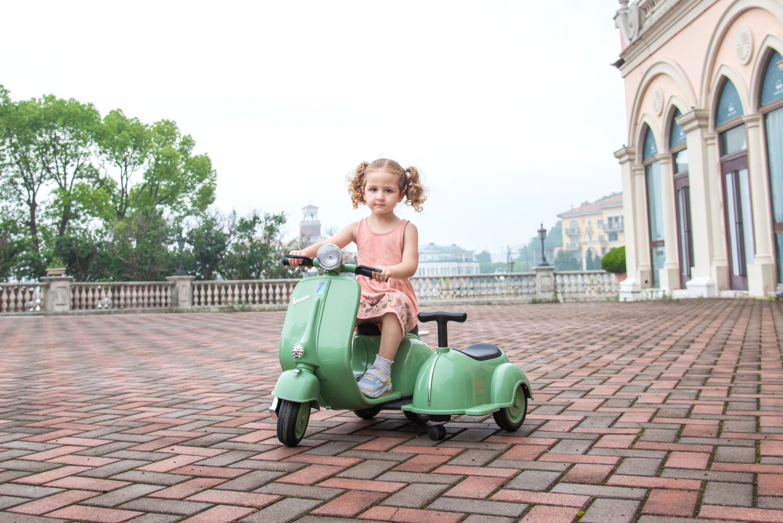 6V Licensed Vespa Scooter Motorcycle With Side Car For Kids