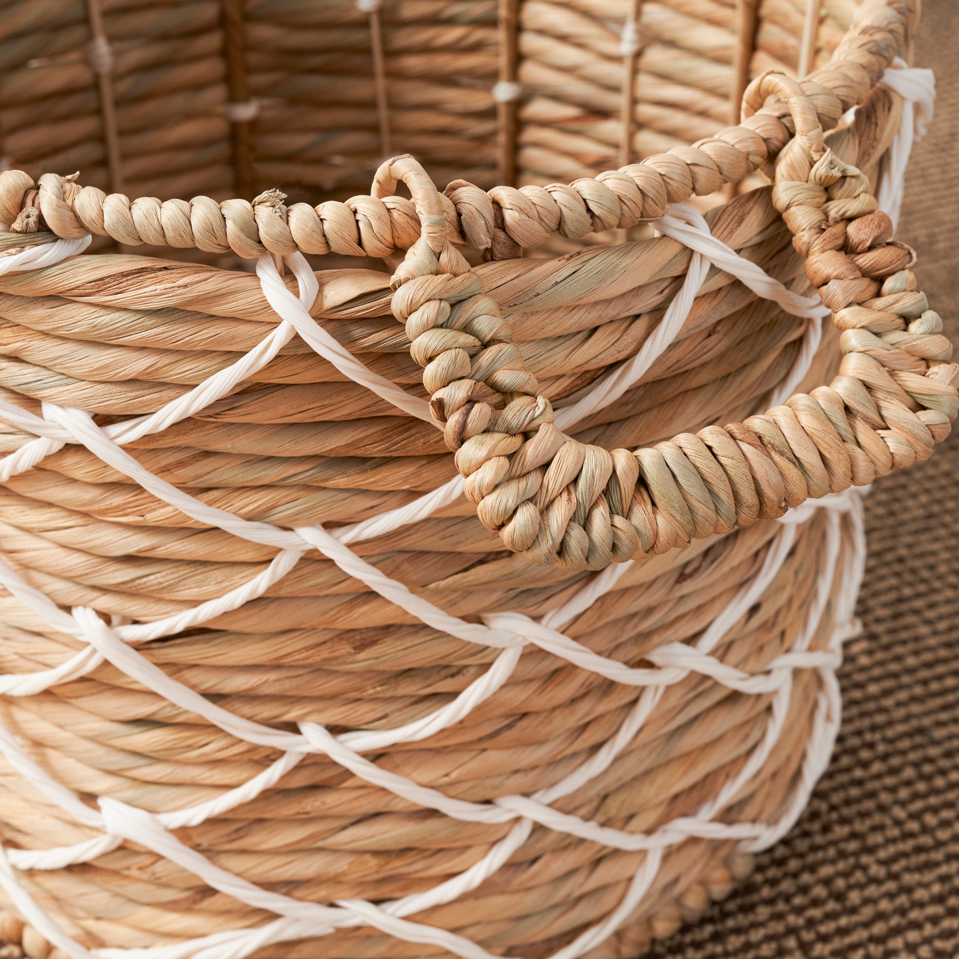 Round Water Hyacinth Woven Basket With Handles 18" X 18" X 15" Natural Brown For Clothes, Towels, Canvas, Toys And Magazine Storage And Home Decoration Brown White Wicker Water Hyacinth