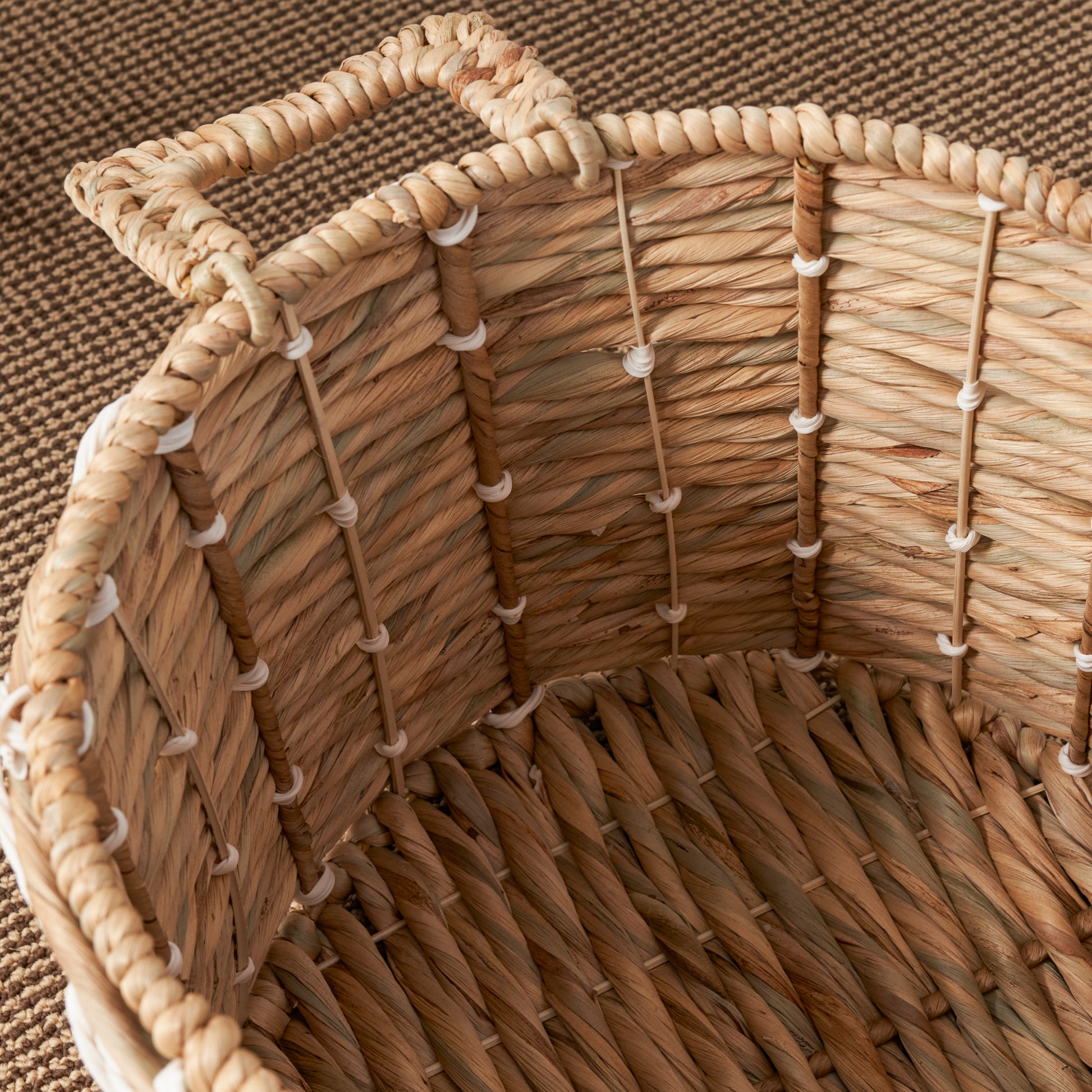 Round Water Hyacinth Woven Basket With Handles 18" X 18" X 15" Natural Brown For Clothes, Towels, Canvas, Toys And Magazine Storage And Home Decoration Brown White Wicker Water Hyacinth