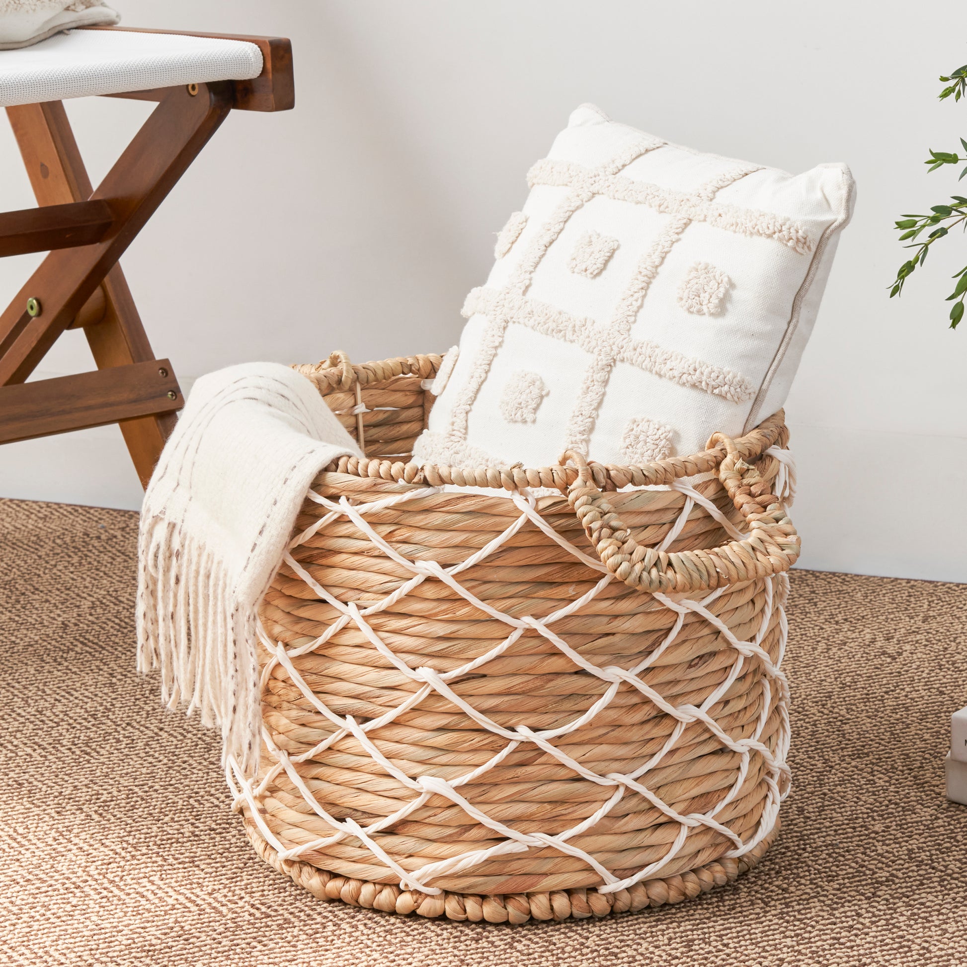 Round Water Hyacinth Woven Basket With Handles 18" X 18" X 15" Natural Brown For Clothes, Towels, Canvas, Toys And Magazine Storage And Home Decoration Brown White Wicker Water Hyacinth