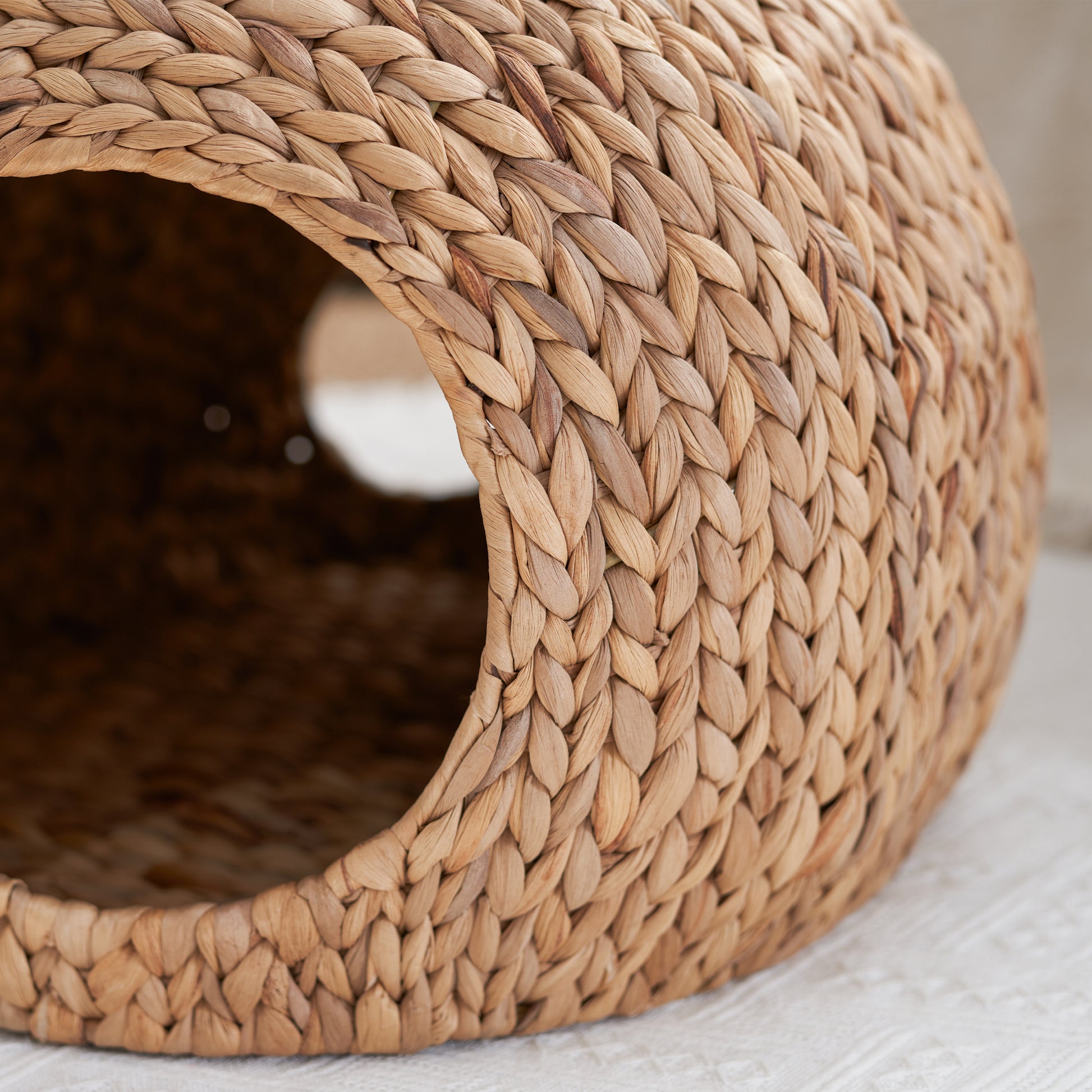 Gertrude Water Hyacinth Woven Wicker Round Cat Bed Cave With Handles 18" X 18" X 18" For Any Size Cat Breeds, Chihuahua And Use With Cat Tower Light Brown Wicker Water Hyacinth