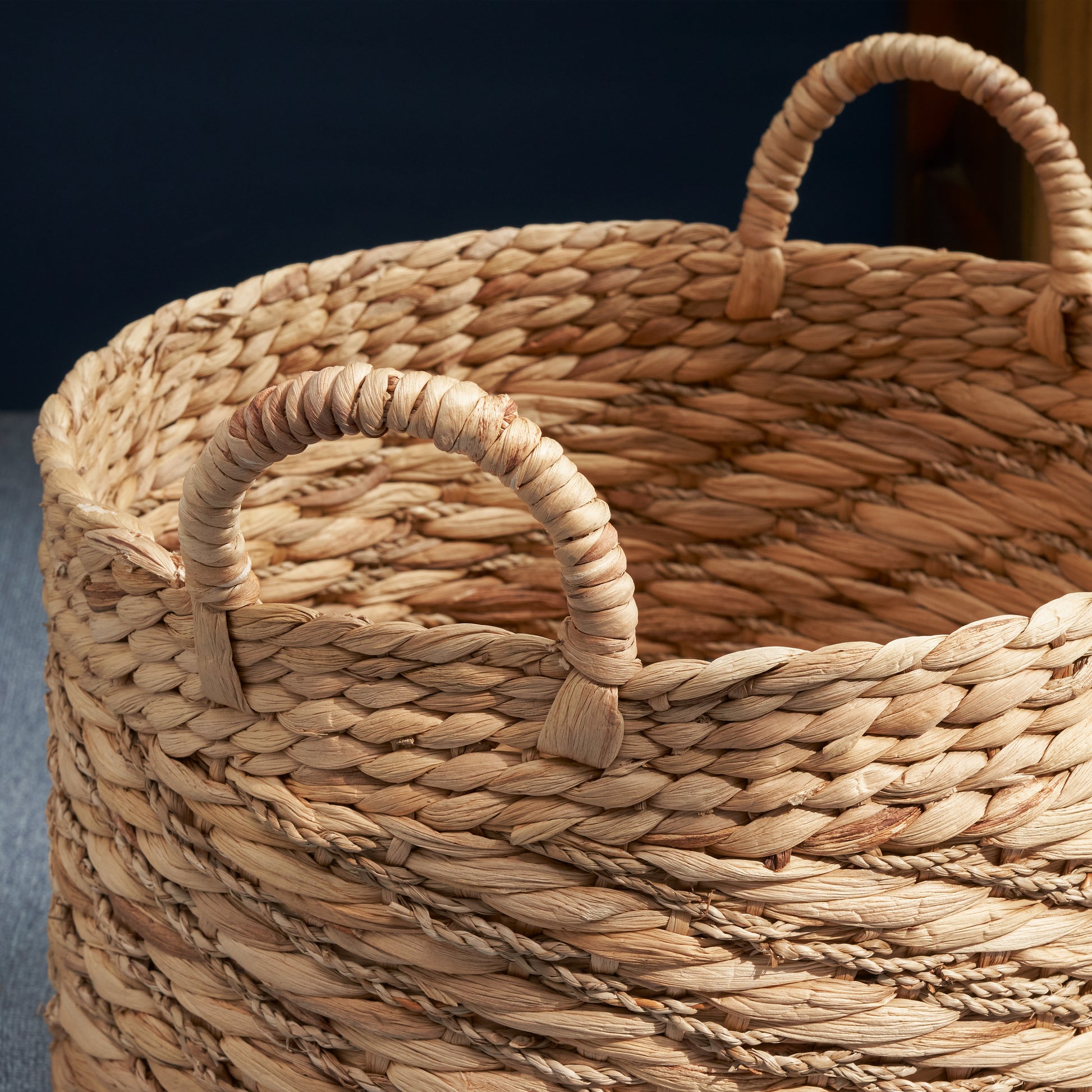 Round Water Hyacinth Seagrass Woven Basket With Handles 15" X 15" X 15" Natural Brown For Clothes, Towels, Canvas, Toys And Magazine Storage And Home Decoration Natural & Light Brown Wicker Water Hyacinth