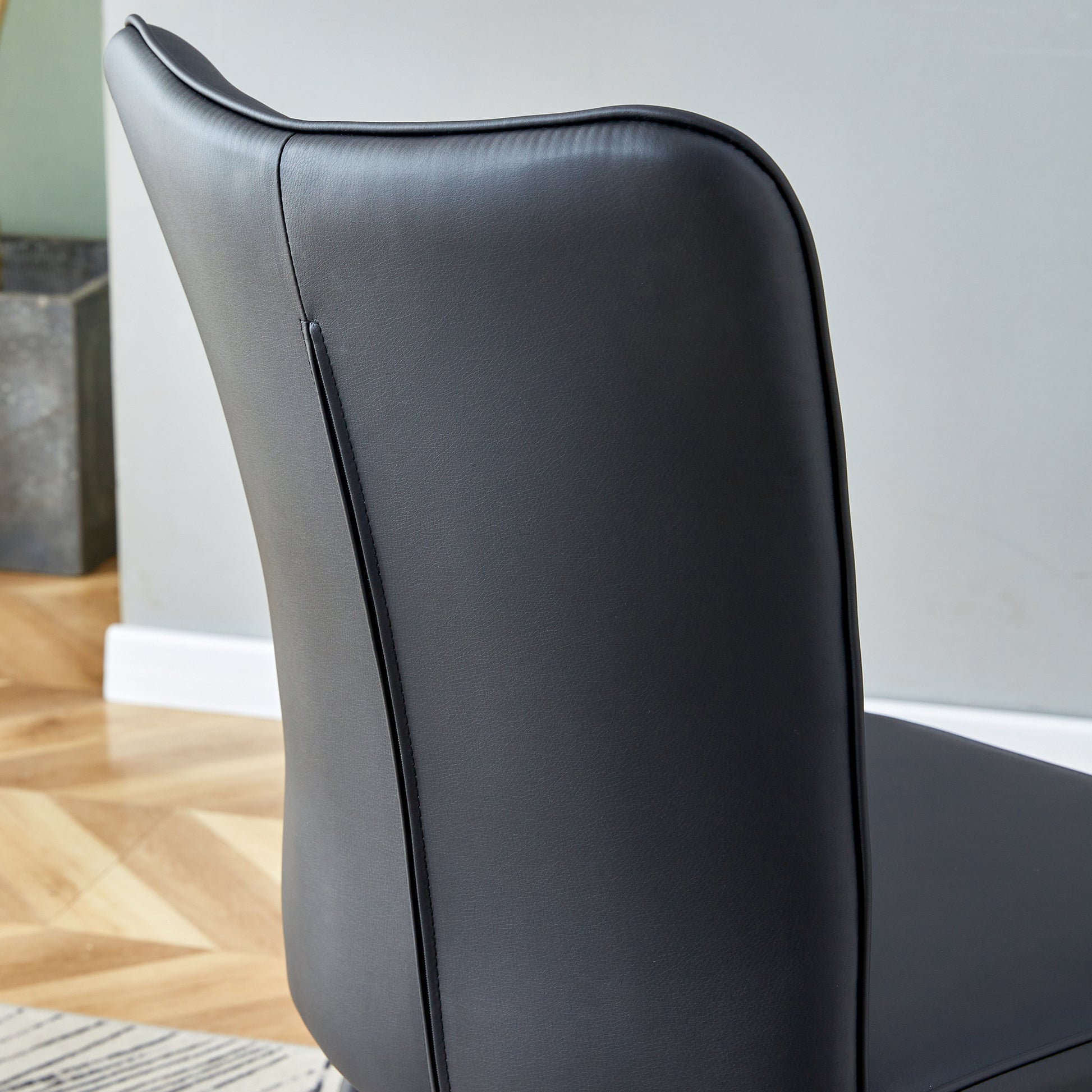 Table And Chair Set. Large Modern White Imitation Marble Patterned Round Table With Black Metal Legs. Nice Minimalism, Comfortable Seats And Black Metal Legs. White Black Seats 4 Glass Metal