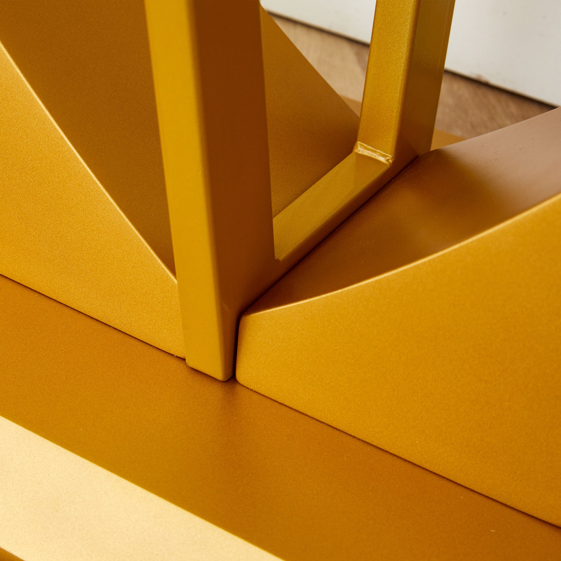 Modern And Simple Rectangular Glass Dining Table In White With A Pattern, 0.39 "White Top And Gold Legs, Suitable For Entrance And Living Room. White Glass