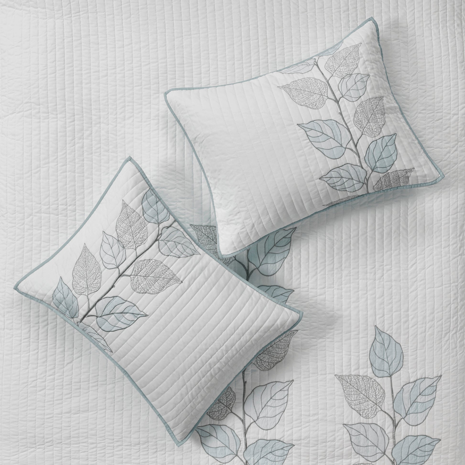6 Piece Embroidered Quilt Set With Throw Pillows Blue King Cal King King White Blue Cotton