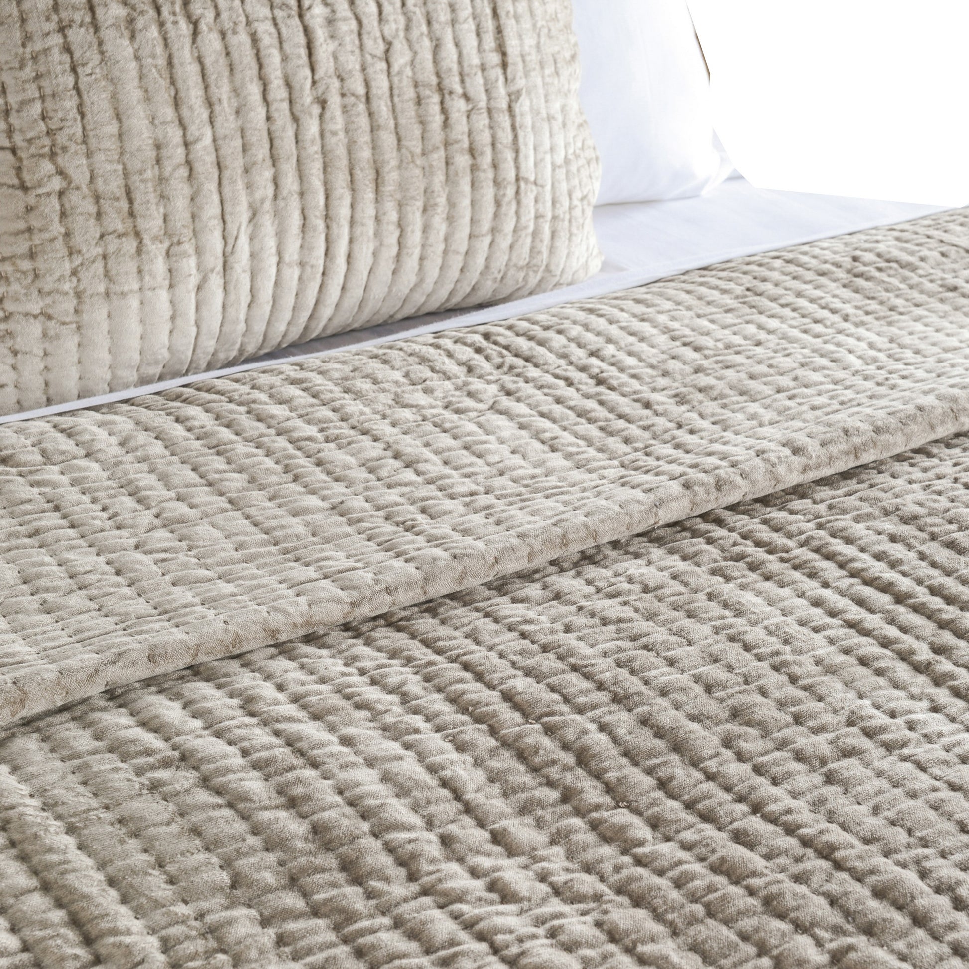 Lipa 92 X 96 Hand Stitched Queen Quilt With Polyfill And Velvet, Beige Queen Beige Velvet