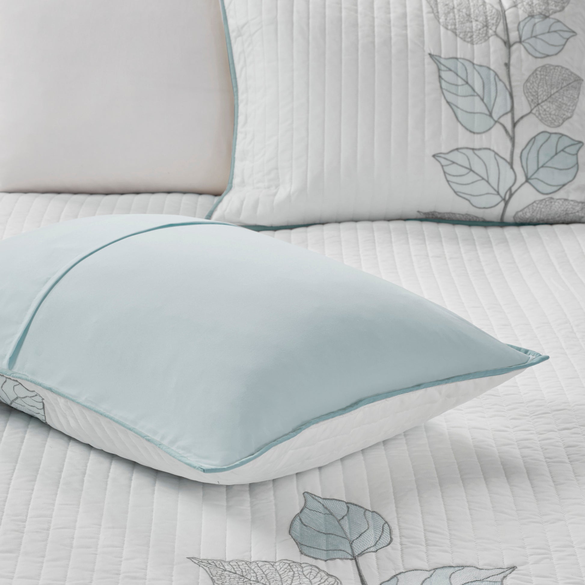 6 Piece Embroidered Quilt Set With Throw Pillows Blue Full Queen Full White Blue Cotton