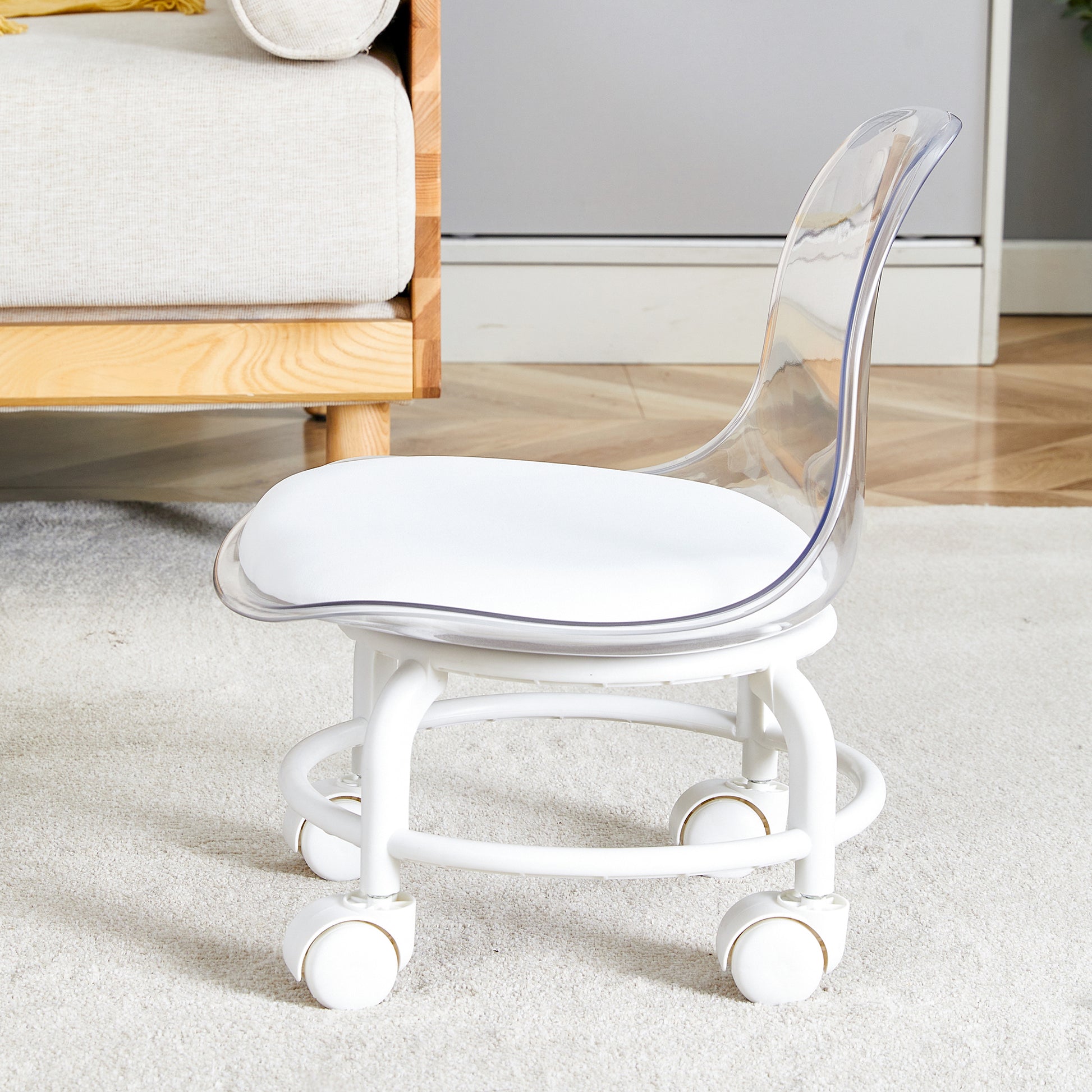 The Small And Cute White Chair With Silky Pulleys Can Move Freely, Which Is Suitable For Use In Various Scenes, And Is A Good Choice For Fashion Style. White Pet