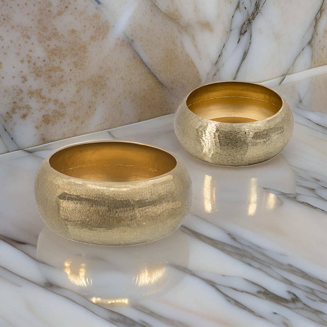 2 Piece Rounded Decorative Bowls, Gold Metal Hammered Texture, Wide Ingress Gold Aluminium