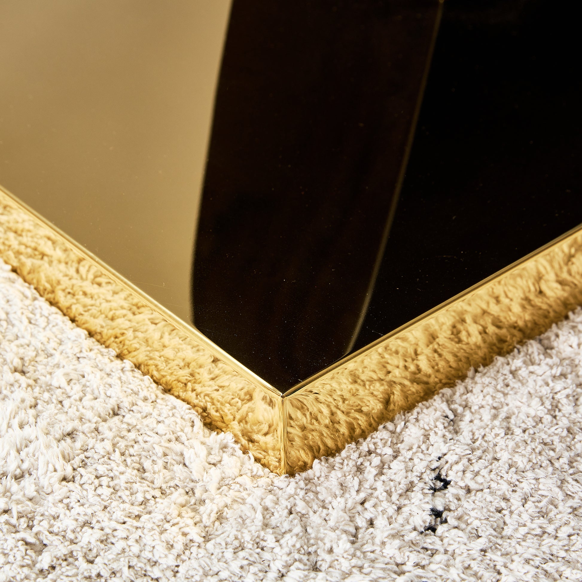 Table And Chair Set. A Rectangular Glass Dining Table With A 0.4 Inch Tempered Glass Tabletop And Mdf Board V Shaped Bracket, Paired With Chairs Consisting Of Pu Seat Cushions And Black Metal Legs. White Black Seats 4 Tempered Glass