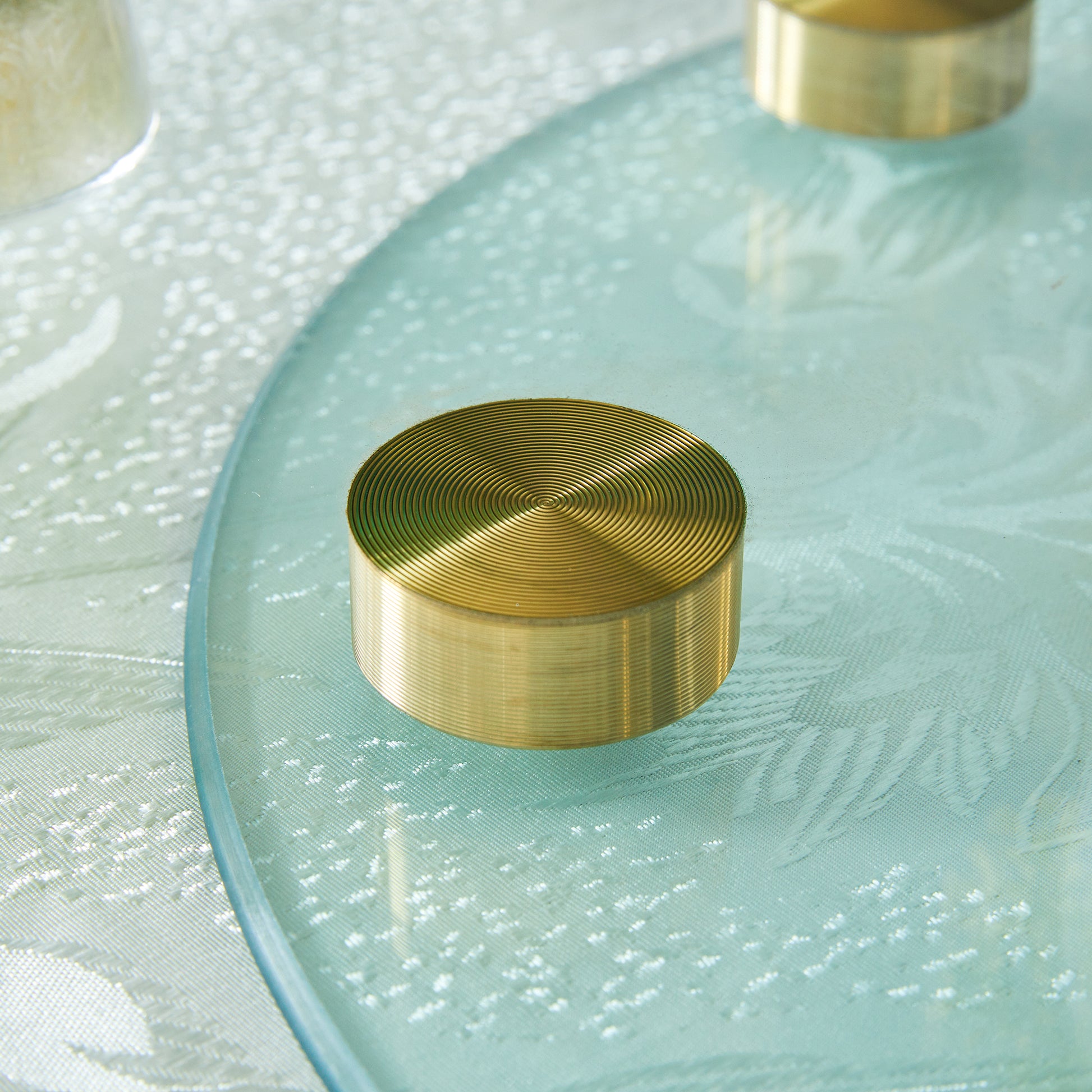 Double Layer Rotatable Round Glass.The Rotatable Design Makes It More Convenient To Retrieve And Place Items.The Upper Glass Has A Diameter Of 30.3 Inches, While The Lower Glass15 Inches.