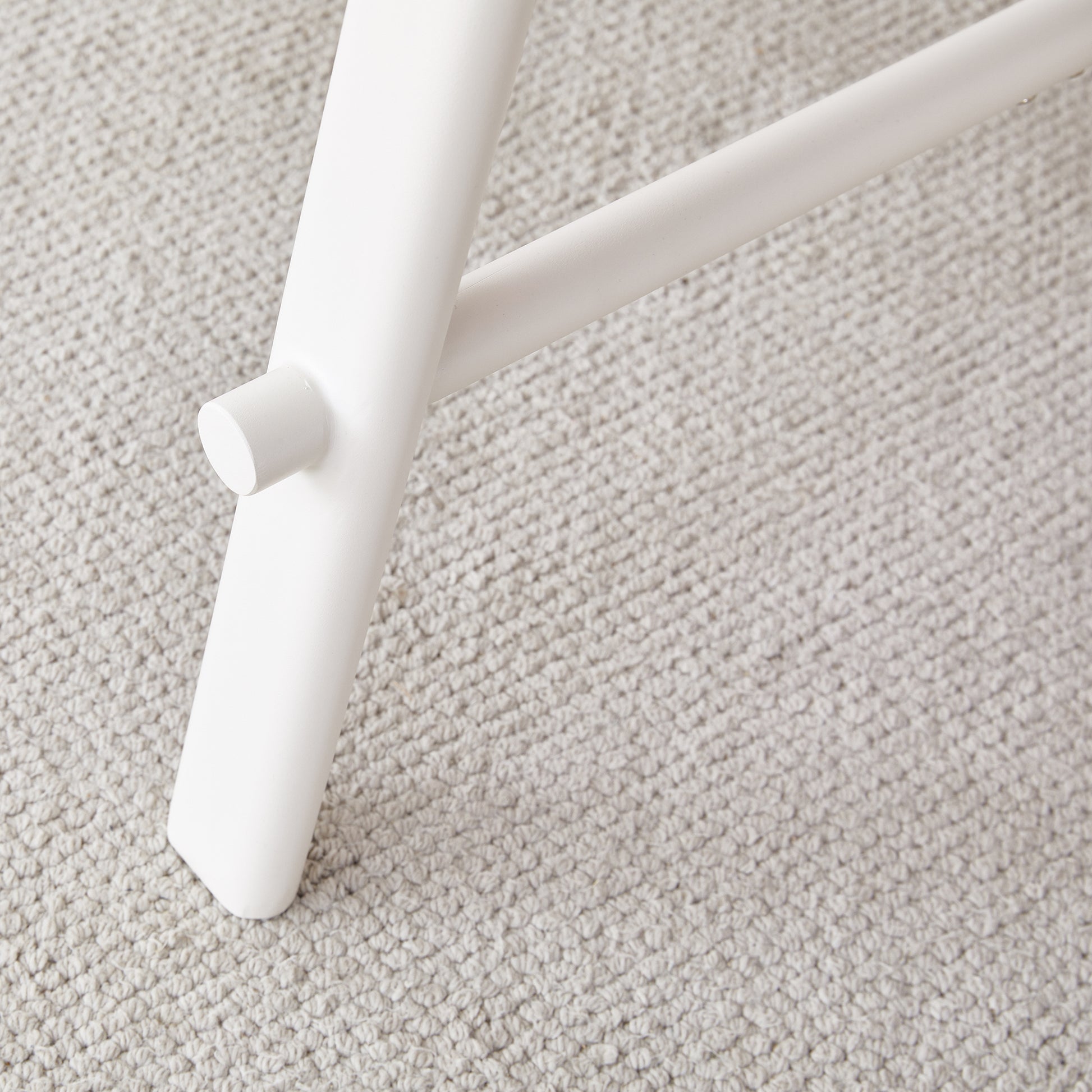 A Modern Minimalist Circular Dining Table With A 42 Inch Diameter White Patterned Tabletop And White Metal Legs. Suitable For Restaurants, Living Rooms, And Conference Rooms. White Mdf Metal