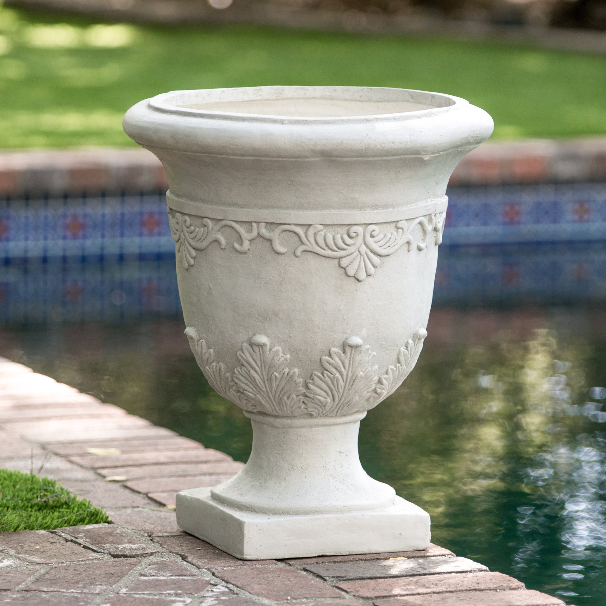 Moroccan Urn Antique White Magnesium Oxide