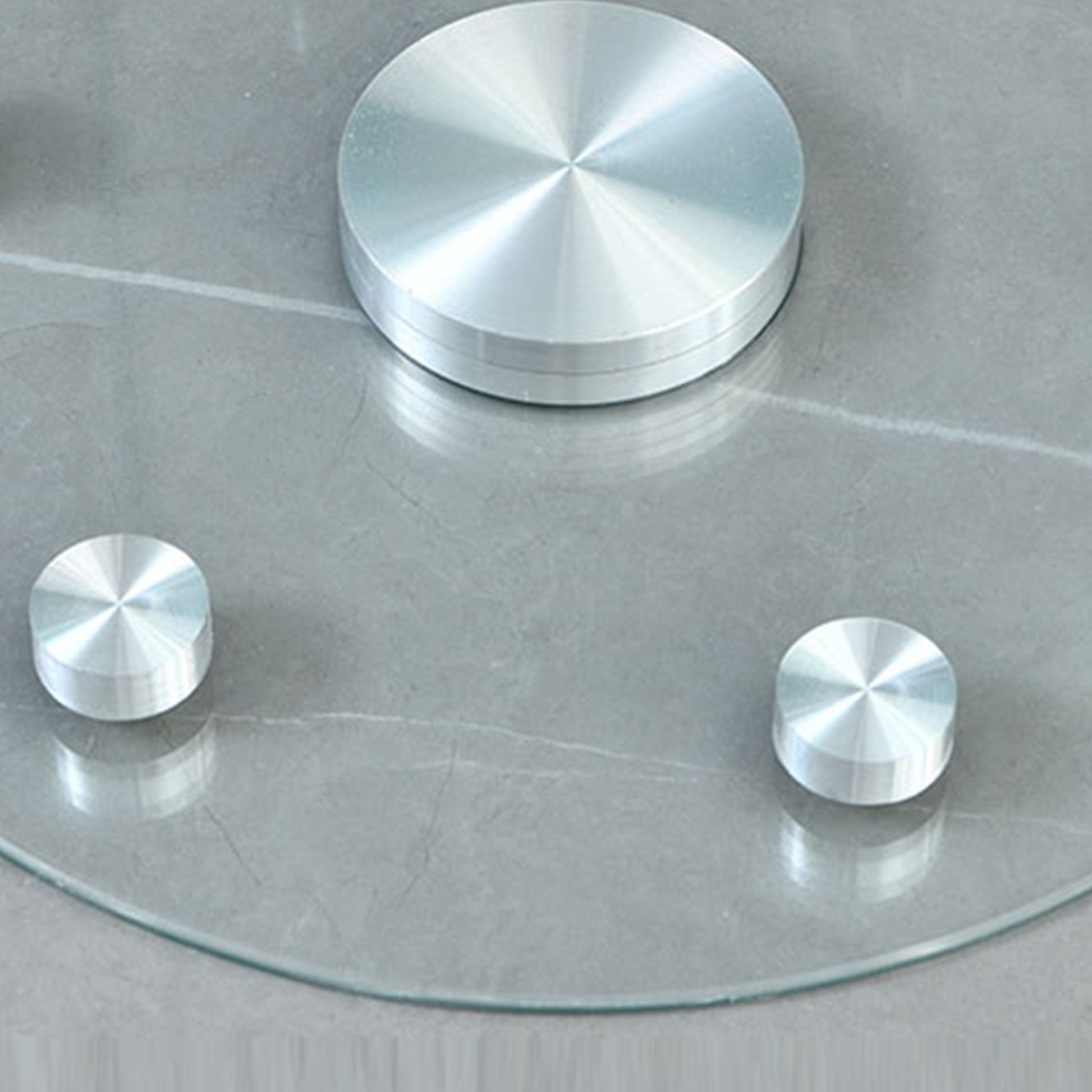 Double Layer Rotatable Round Glass.The Rotatable Design Makes It More Convenient To Retrieve And Place Items.The Upper Glass Has A Diameter Of 20 Inches, While The Lower Glass15 Inches. Transparent Glass