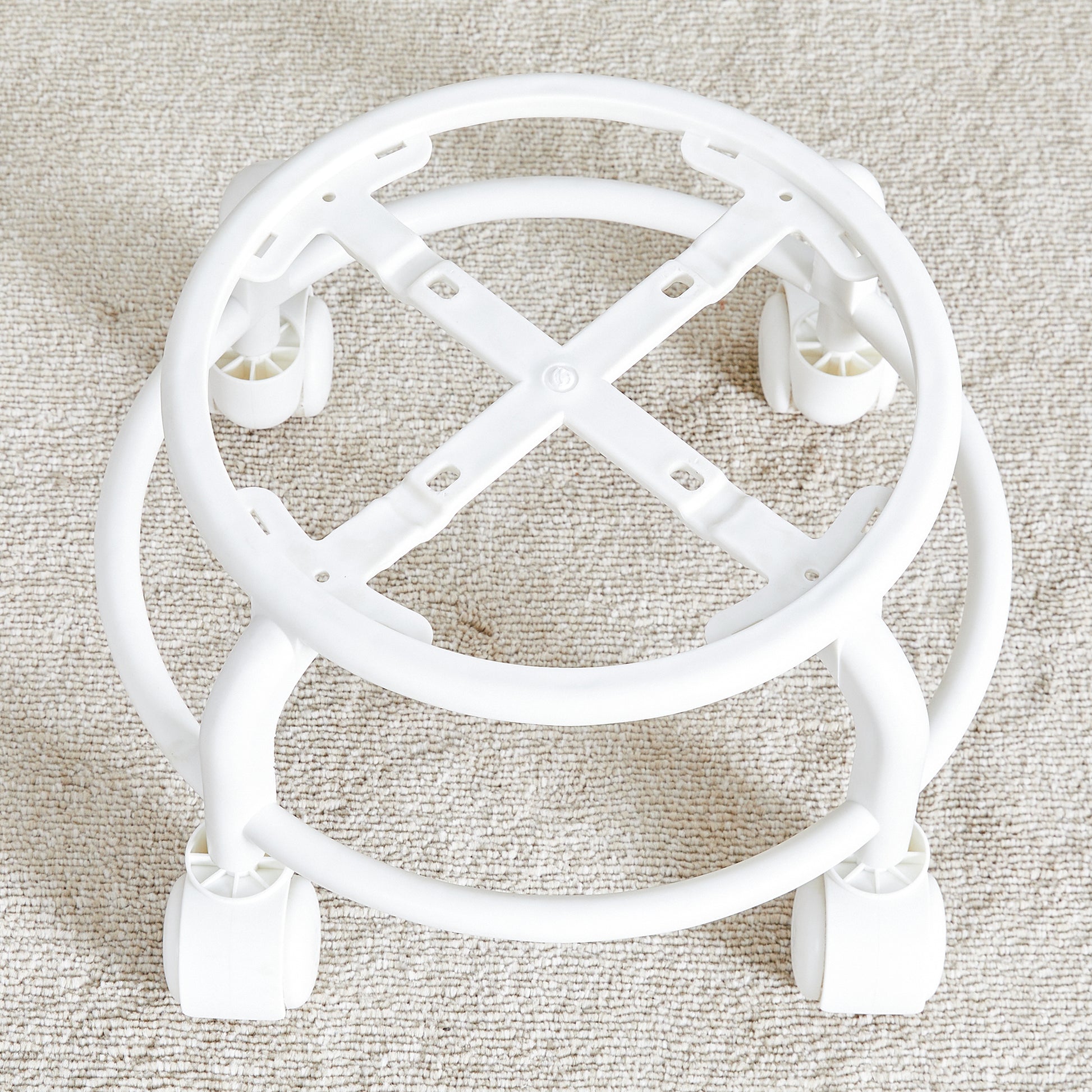 The Small And Cute White Chair With Silky Pulleys Can Move Freely, Which Is Suitable For Use In Various Scenes, And Is A Good Choice For Fashion Style. White Pet